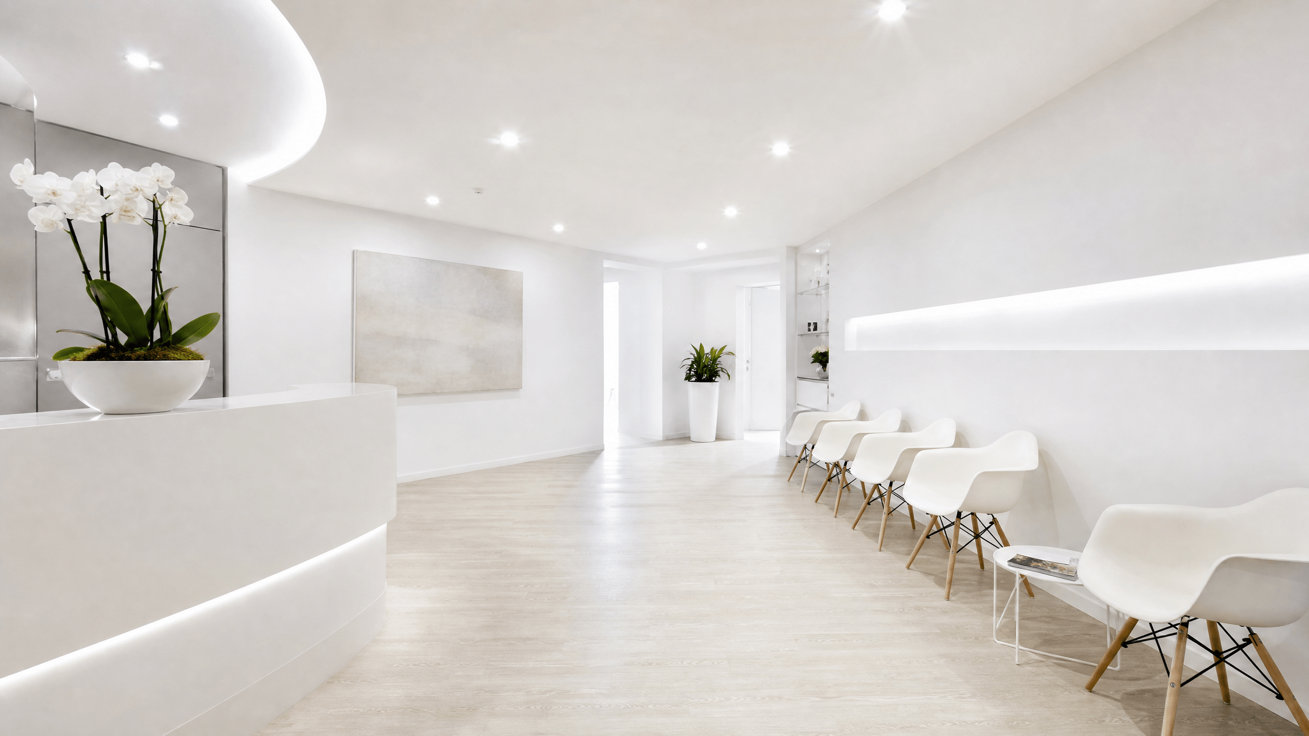 Hygienisch gereinigtes Wartezimmer einer modernen Arztpraxis