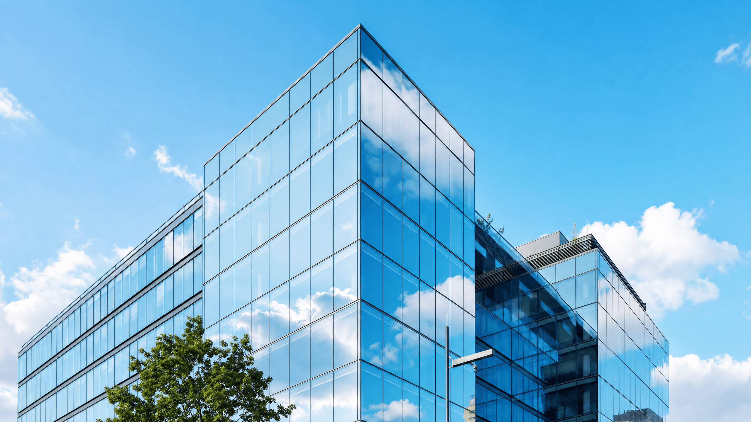 Gepflegte Glasfassade eines modernen Bürogebäudes in Berlin