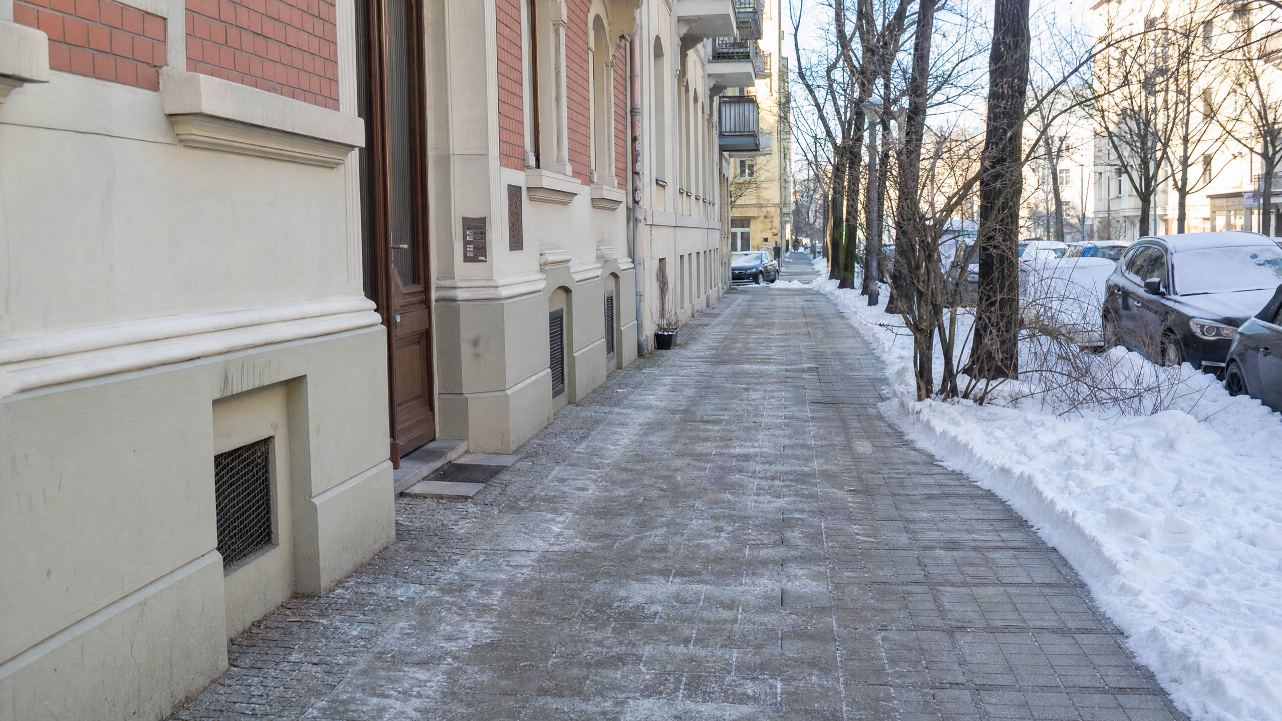 Sicher geräumter Gehweg vor einem Berliner Gebäude im Winter